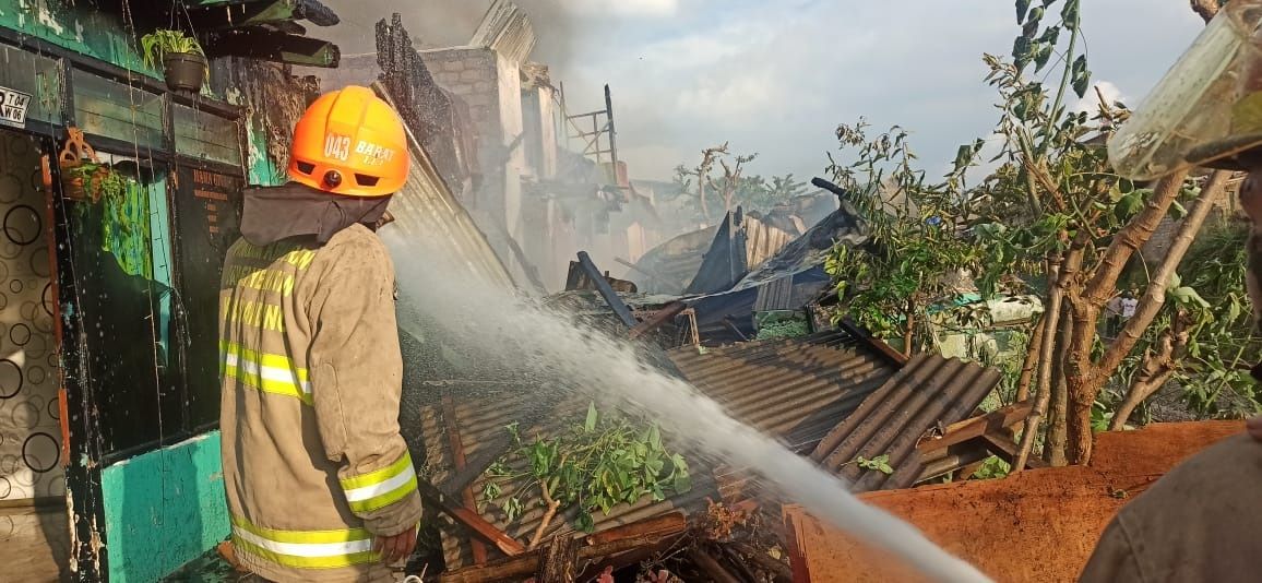 Kebakaran melanda tiga rumah semi permanen di Gang Bojongkoneng RT 04/RW 06, Kelurahan Campaka, Kecamatan Andir, Kota Bandung, Minggu 21 Februari 2021.