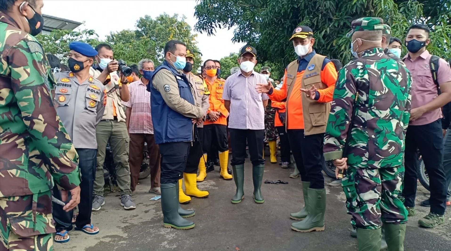 Kepala BNPB Doni Monardo didampingi Plh. Bupati Karawang Acep Jamhuri saat Meninjau Lokasi Banjir Karawang