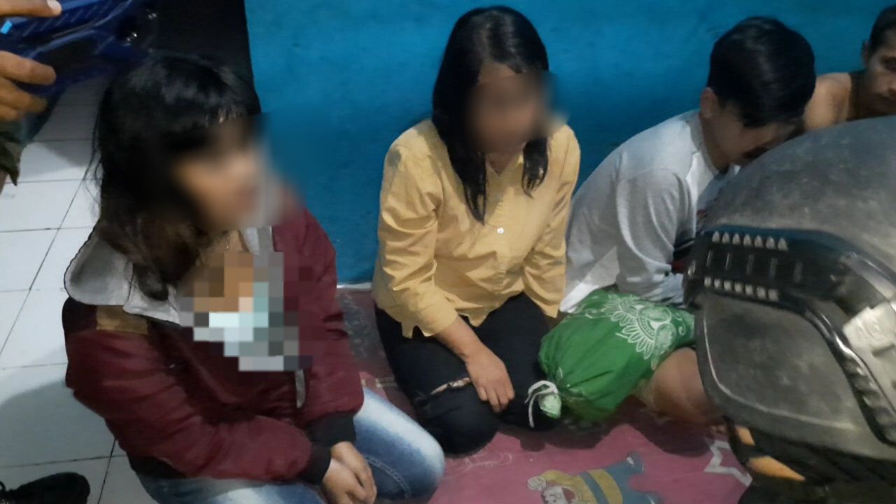 Dua remaja putri yang digerebek Tim Maung Bandung Polresta Tasikmalaya hanya tertunduk menyesali perbuatannya