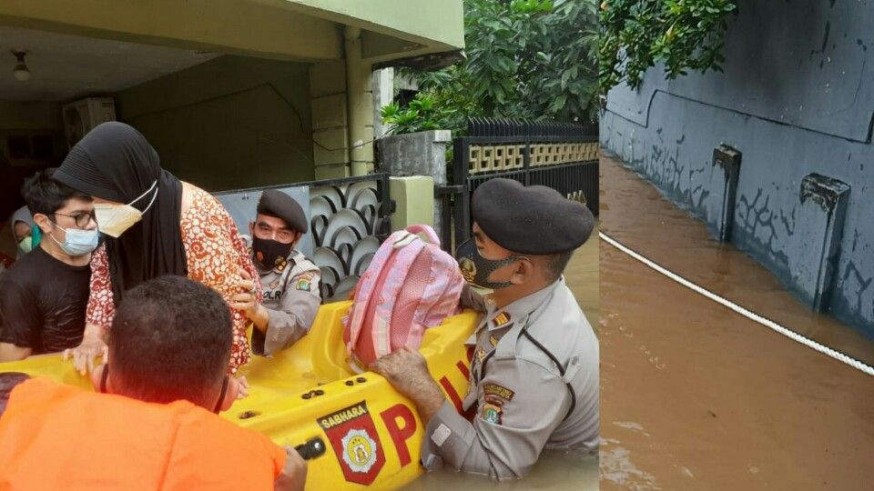 TNI-Polri Bantu Warga Korban Banjir Jakarta.