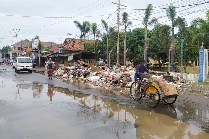 Banjir Surut Sampah Di Pamanukan Subang Masih Menggunung Karawang Post