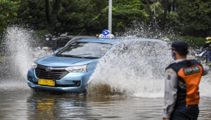 Banjir di kawasan Jalan Jenderal Sudirman. Anies Baswedan menyebut bahwa banjir di beberapa jalan di Jakarta disebabkan luapan Kali Krukut.*