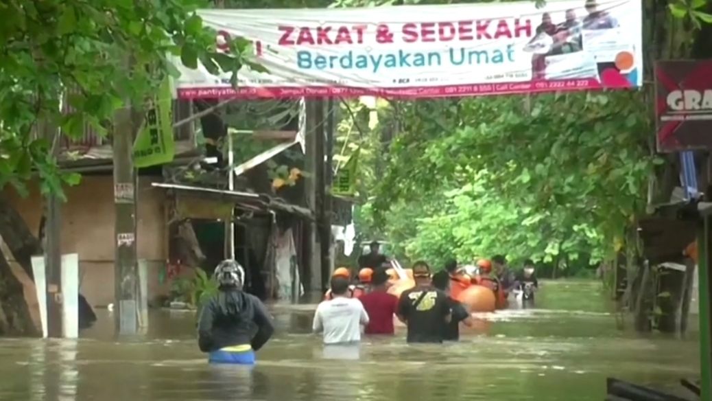 Warga nampak berjalan saat banjir menerjang Jakarta, Sabtu, 20 Februari 2021