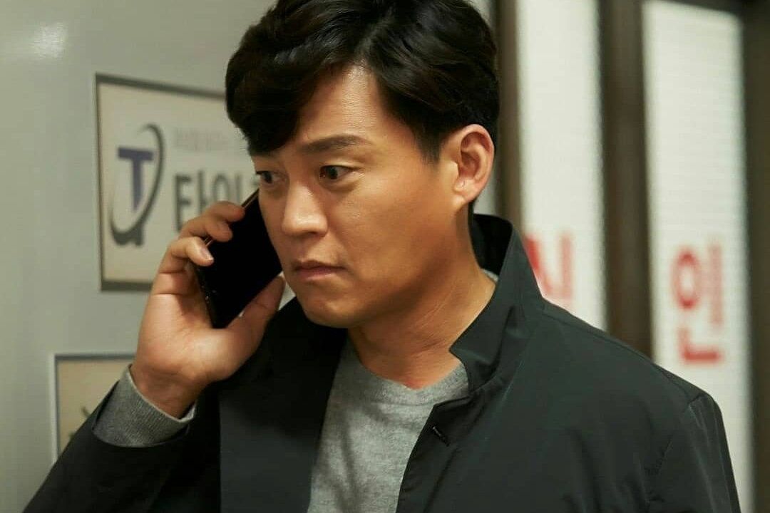 Adegan sosok Lee Jin Woo yang diperankan oleh Lee Seo Jin dalam film " Times ".