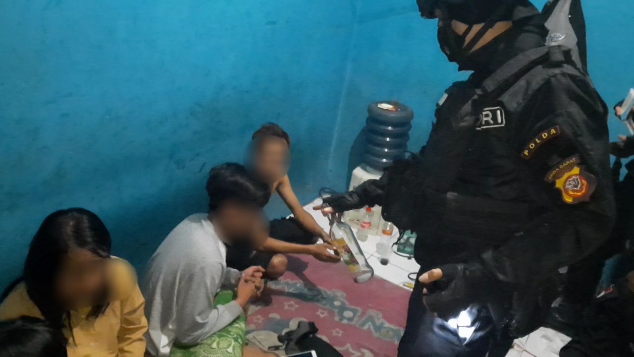 Tim Maung Bandung Mapolresta Tasikmalaya gerebek lima remaja yang kedapatan lagi pesta miras dan pesta seks