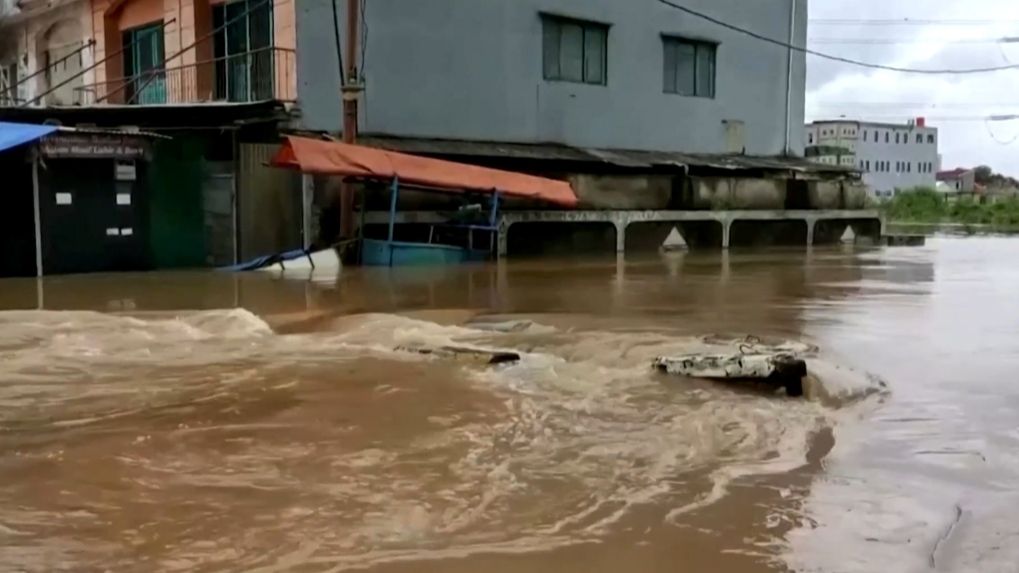Arus banjir yang menimpa di daerah Ciledug Indah Jakarta.