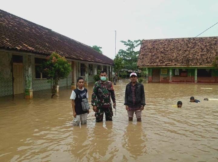 Banjir di kantor Desa Cilamaya Hilir dan SD Wanajaya (seperti digambar) sudah setinggi lutut orang dewasa. 