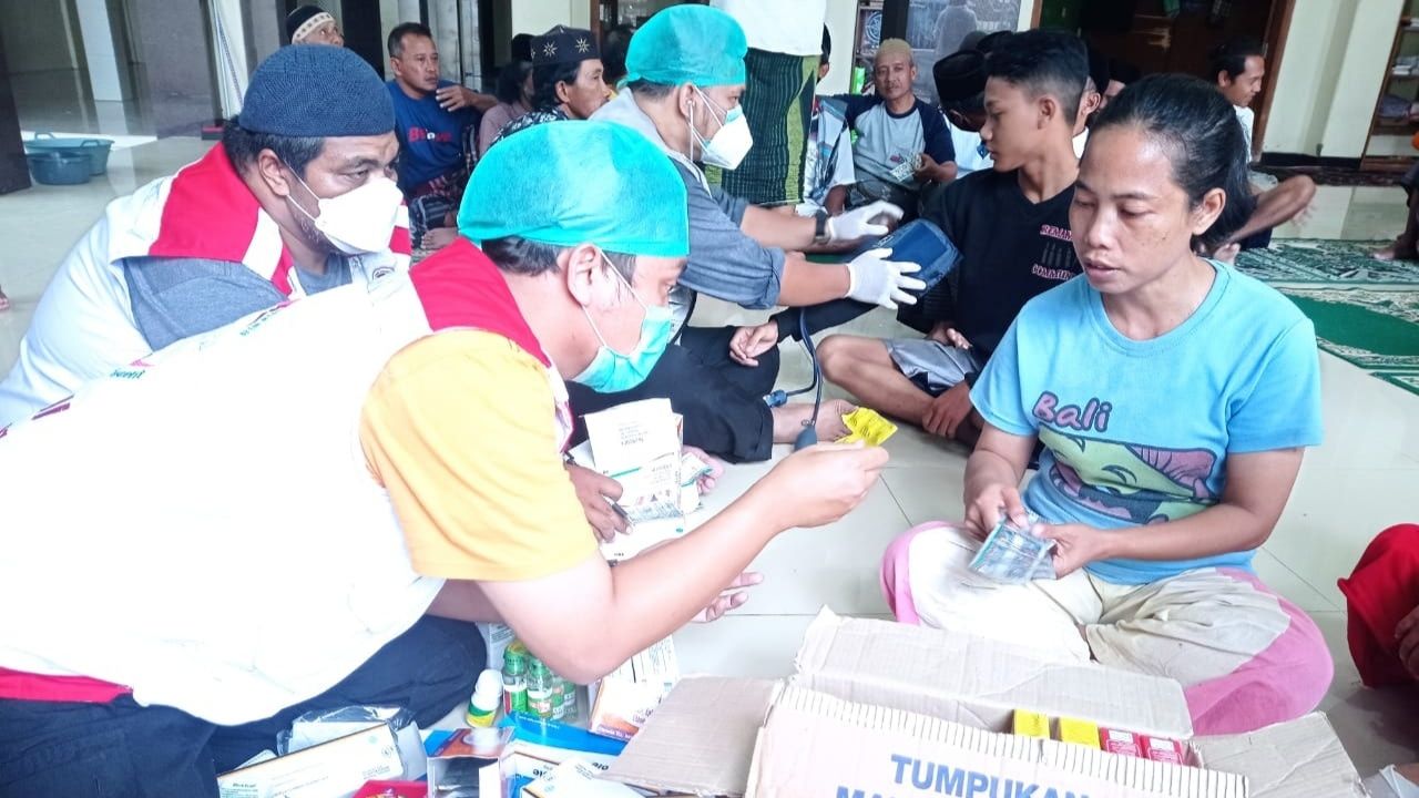 Pengobatan gratis dan bantuan sembako tim relawan PBMT Maal Jawa Tengah