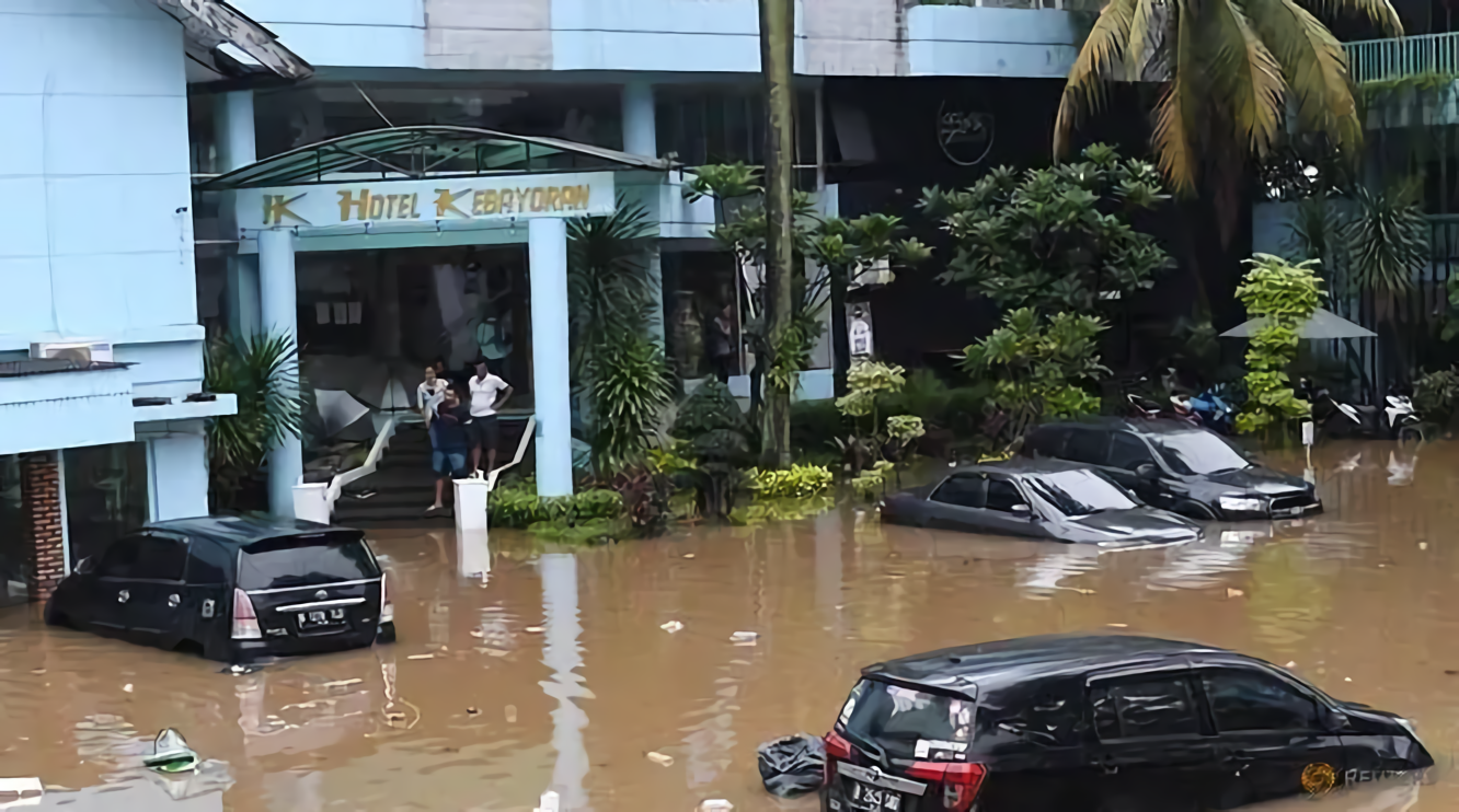 Banjir Monsun melanda Jakarta pada Sabtu, 20 Februari 2021 yang mengakibatkan lebih dari seribu warga dievakuasi