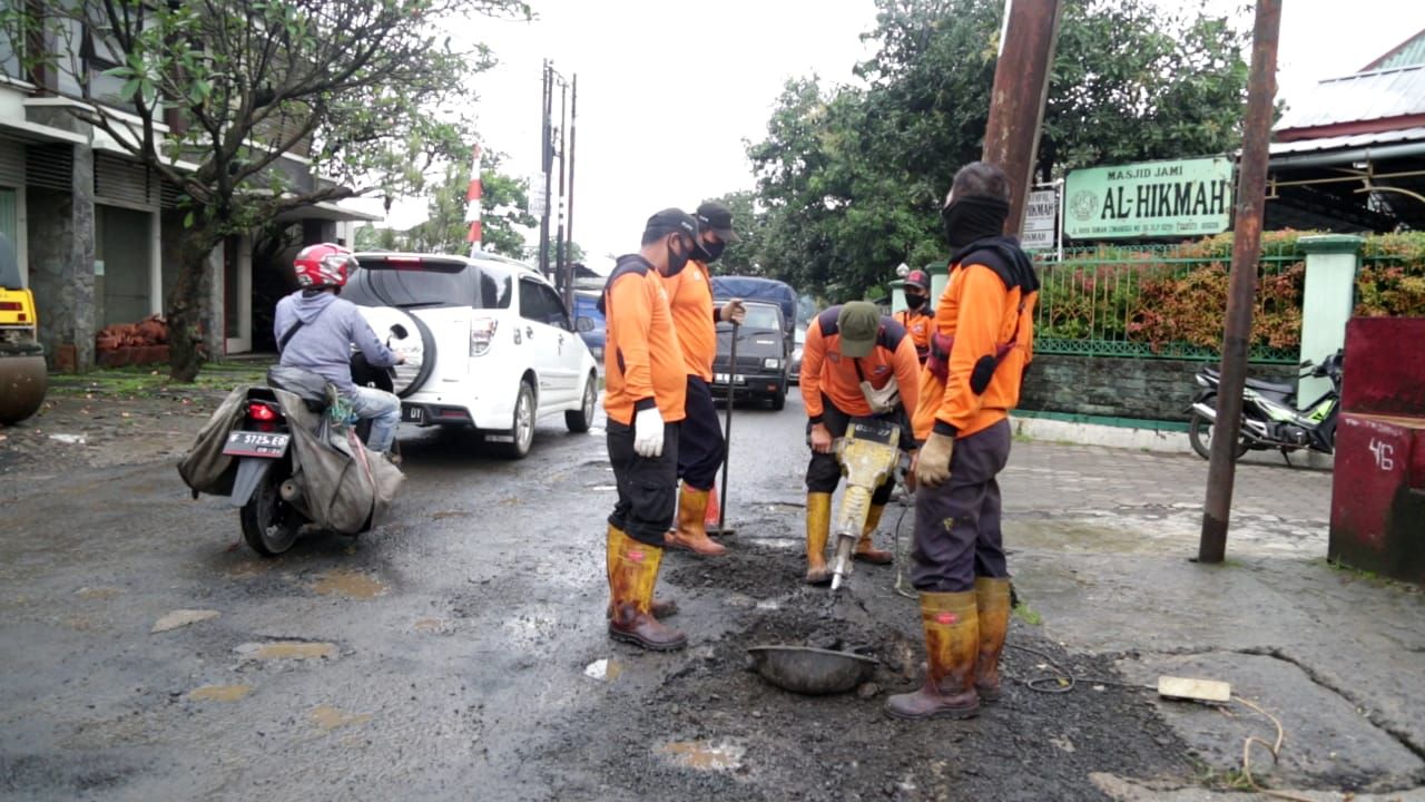 Dinas PUPR Kota Bogor tengah memperbaiki jalan rusak disalah satu ruas jalan di Kota Bogor.
