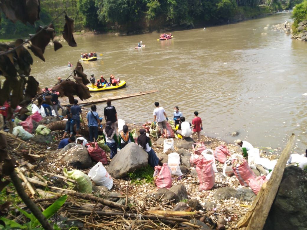 Warga dan komunitas peduli lingkungan kompak bersihkan sampah di Sungai Ciwulan Kawalu Kota Tasikmalaya