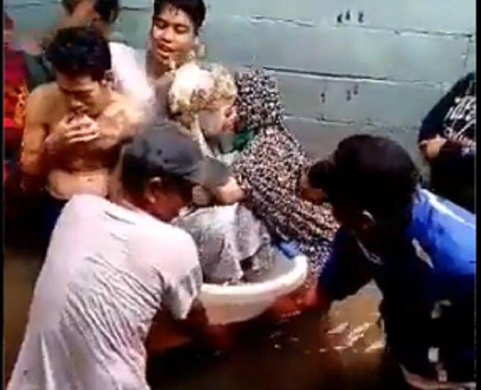 Viral Arak-arakan Pengantin di Tengah Banjir Jakarta: Pakai Bak Mandi Bayi