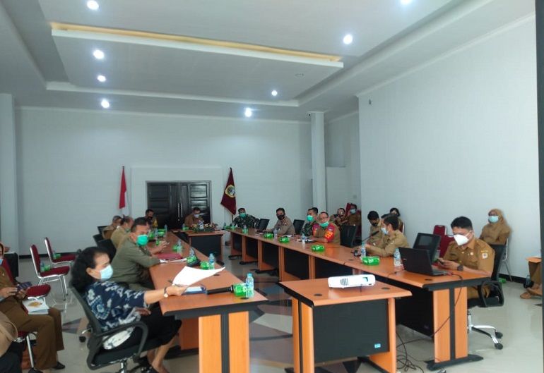 RAPAT EVALUASI - Plh Bupati Melawi, Paulus, memimpin rapat evaluasi penanganan covid-19 oleh Satgas Covid-19 Melawi, di Convention Hall Kantor Bupati, Senin, 22 Februari 2021.