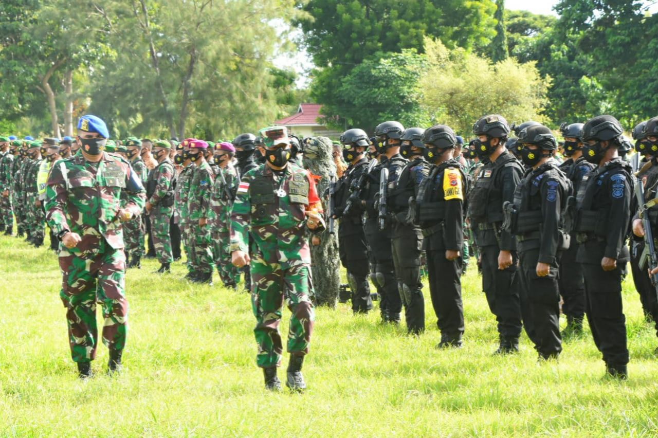 Danrem 161/Wira Sakti, Brigjen TNI. Samuel P. Hehakaya, ketika melakukan pemeriksaan kesiapan Pasukan Pengamanan VVIP 