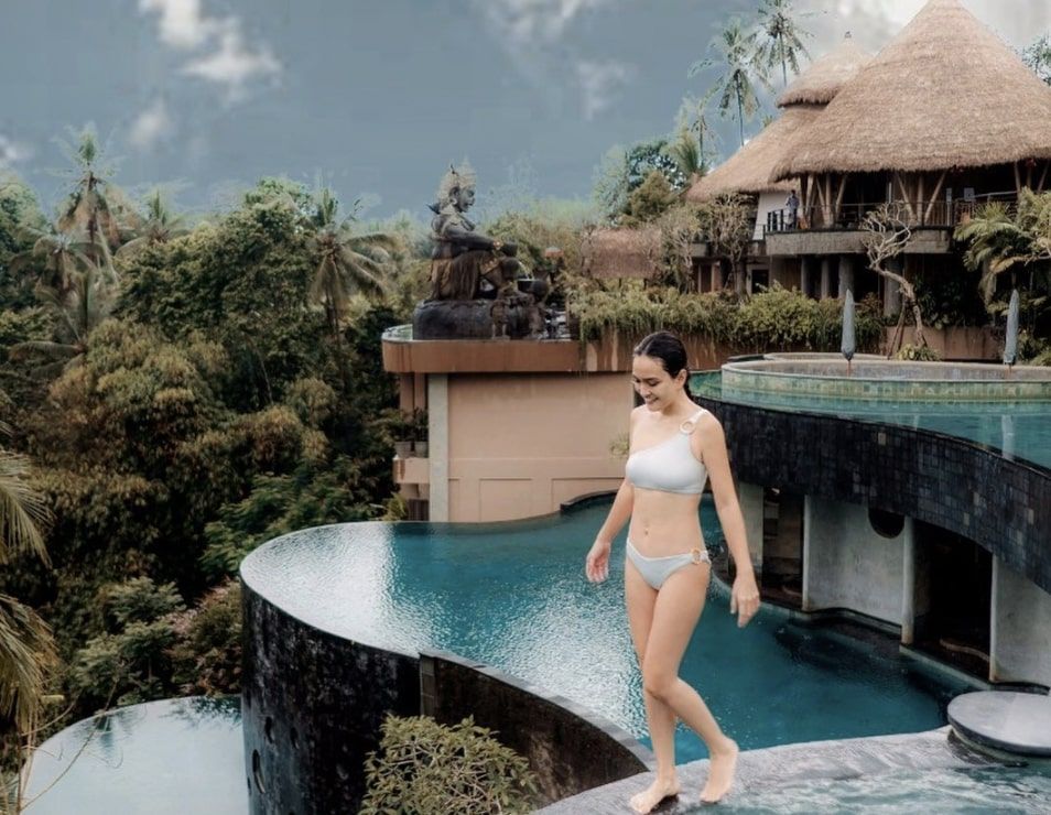 Shandy Aulia berpose di tepi kolam renang. (Instagram/shandyaulia)