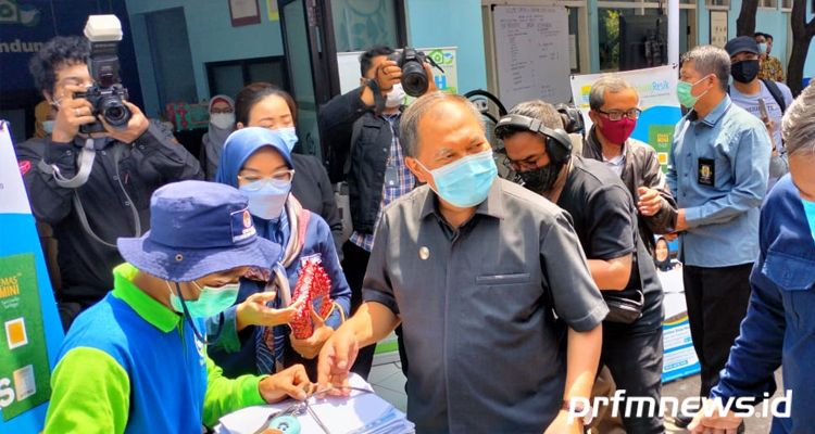 Wali Kota Bandung Oded M Danial dalam peringatan Hari Peduli Sampah Nasional (HPSN), di Babakan Sari, Kota Bandung, Senin 22 Februari 2021