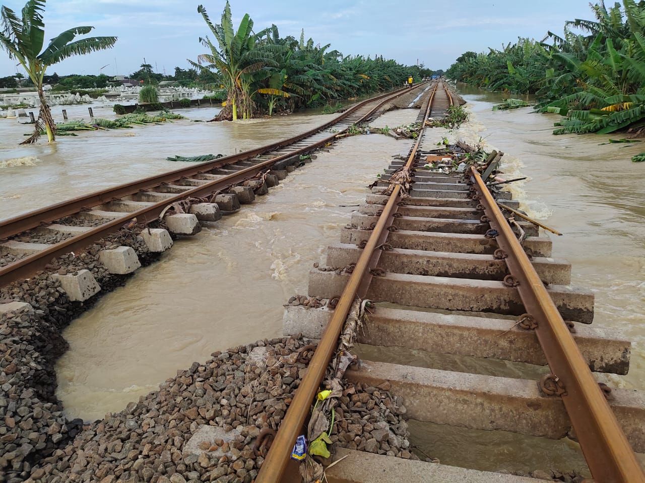 Kondisi Rel KA masih terendam banjir rel di petak jalan antara Stasiuun Kedunggedeh - Lemah Abang KM 55 +100 sampai dengan KM 53 +600. 
