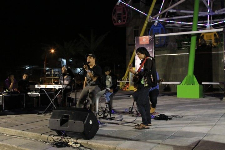 Penampilan live music di depan Bilanglala CItra Grand, Semarang.