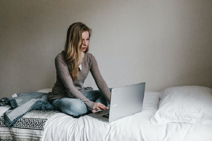 Berikut delapan kebiasaan baik setiap malam sebelum tidur untuk berlatih menjadi pribadi bahagia, produktif, dan seimbang.*/Unsplash/Andrew Neel