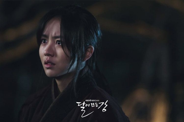 Sosok pembunuh kejam Yeom Ga Jin yang tak lain adalah Putri Pyeonggang yang hilang ingatan dalam drama River Where the Moon Rises