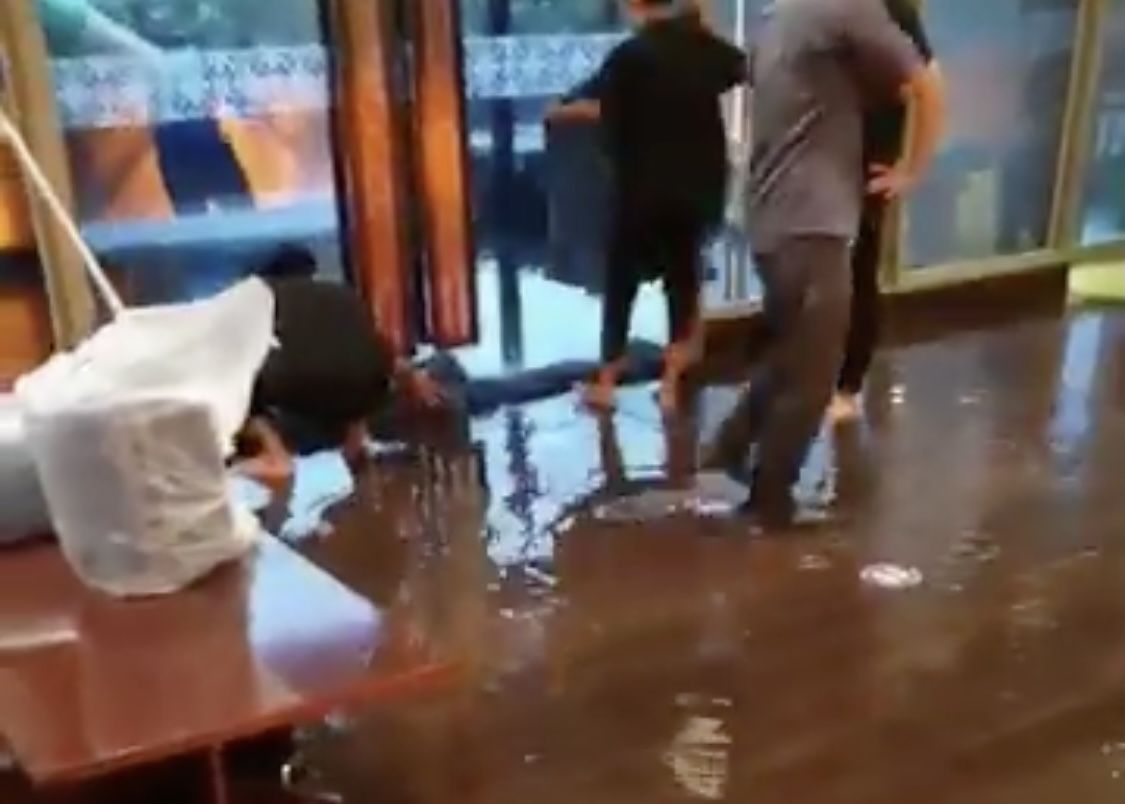Air banjir masuk ke dalam mal dan hotel tentrem, Selasa 23 Februari 2021