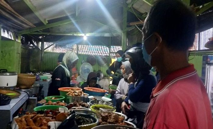 Kuliner sega jamblang Ibu Sumarni di Pintu 1 Pelabuhan Cirebon, pagi hari sudah ramai dikunjungi pembeli.*