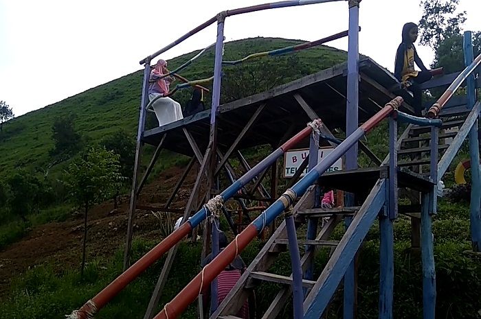 Bukit Teletubies Suralaya juga menjadi tempat anak-anak bermain.