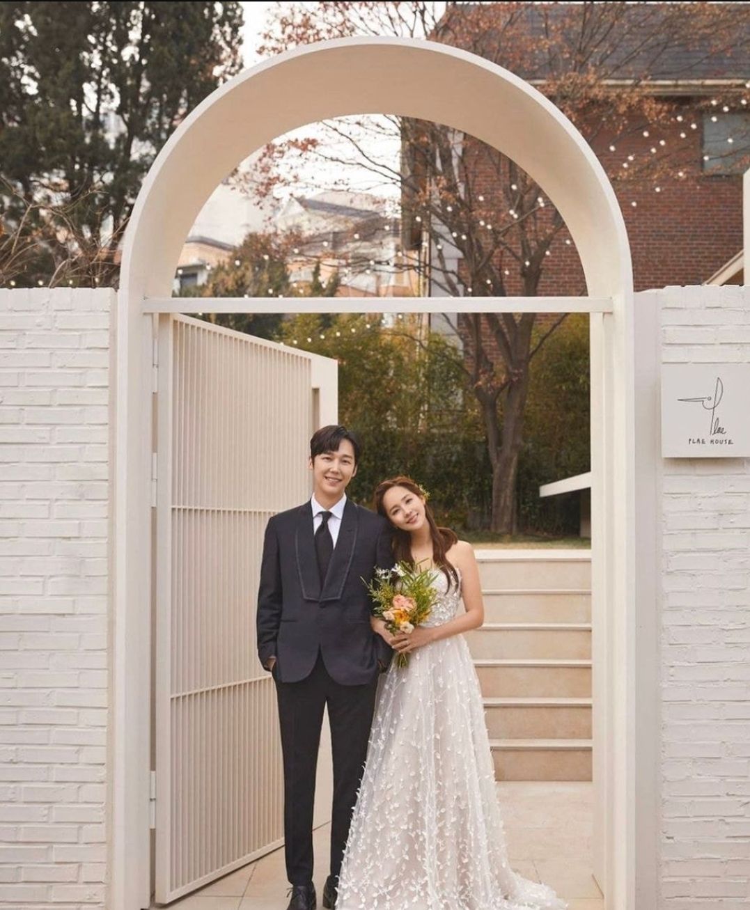 Foto pernikahan Oh Yoon Hee dan Ha Yoon Cheol dalam The Penthouse 2.