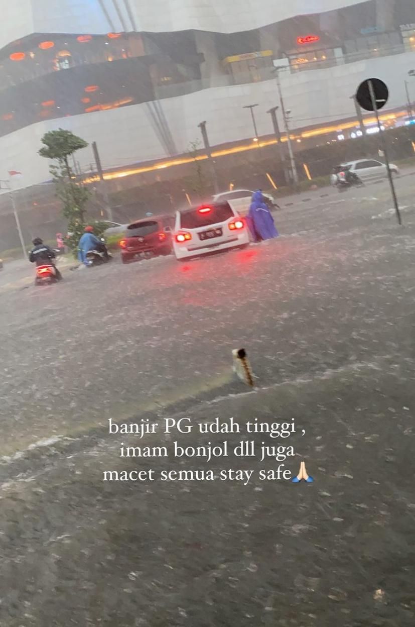 Banjir yang melanda wilayah di Semarang.