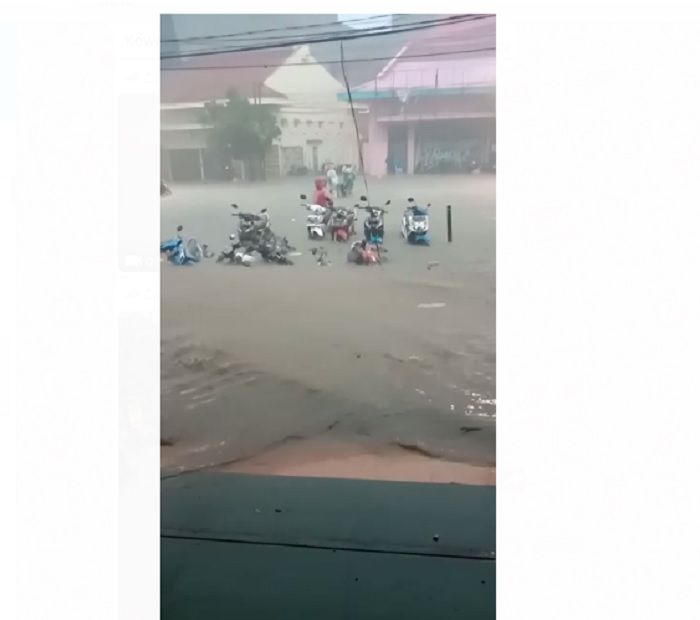 Banjir di Jalan Pemuda rendam sepeda motor.