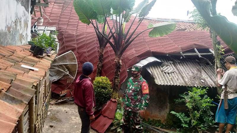 Atap rumah dari baja ringan yang terbang akibat angin kencang yang melanda Desa Plompong KEcamatan Sirampog Kabupaten Brebes, Rabu, 24 Februari 2021