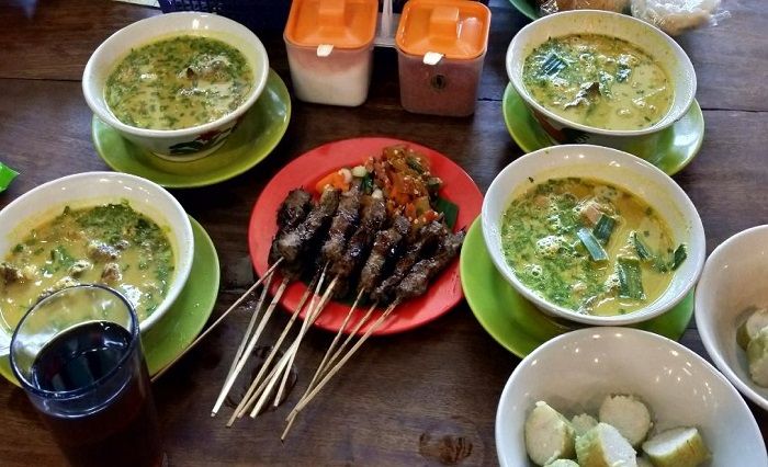Empal gentong salah satu kuliner khas Cirebon.*