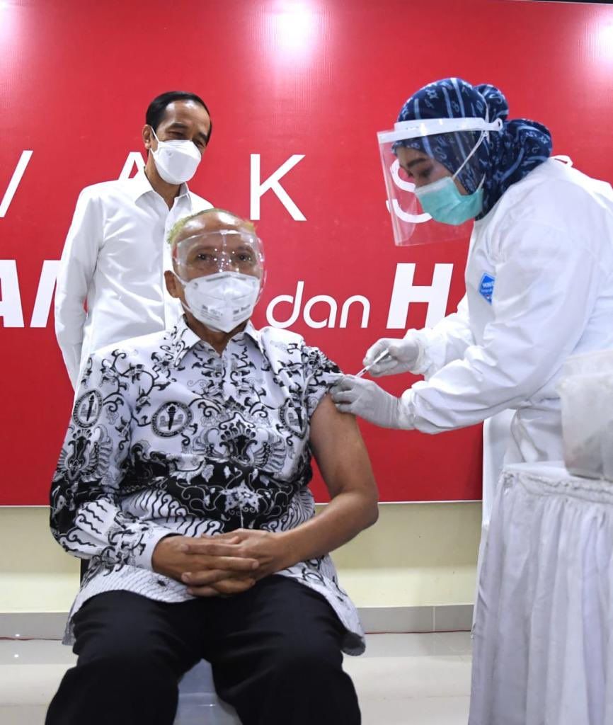 Presiden Joko Widodo meninjau pelaksanaan vaksinasi bagi tenaga pengajar di Jakarta, Rabu 24 Februari 2021.