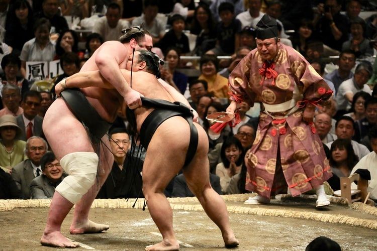 Simak beberapa fakta unik seputar olahraga sumo di Jepang yang merupakan ritual keagamaan dan bisa membuat Anda takjub