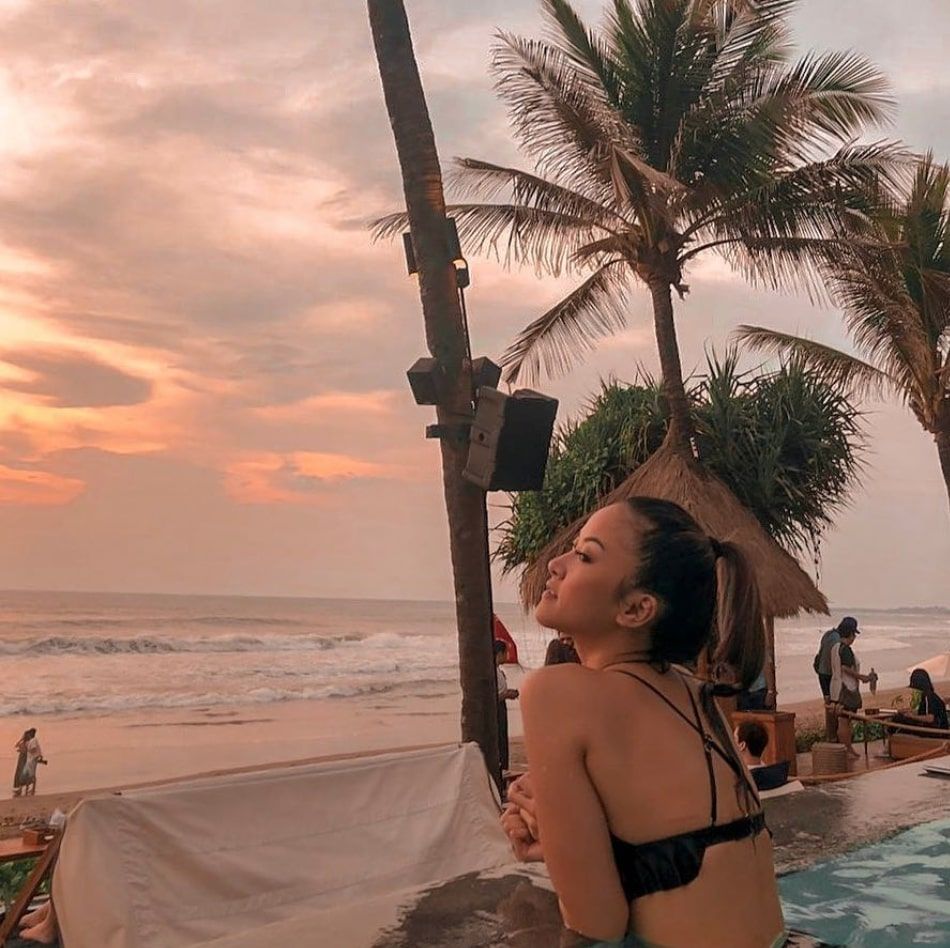 Gabriella Larasati di tepi pantai di Bali. (Instagram/@gabriellalarasati)