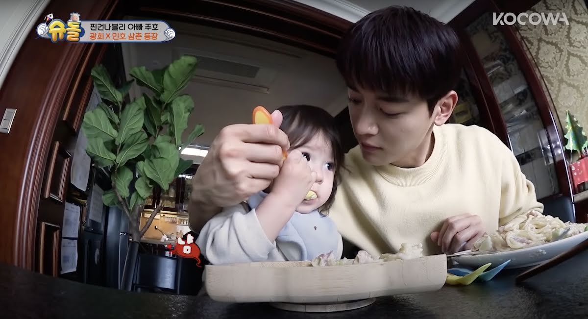Minho memberi makan Jin Woo
