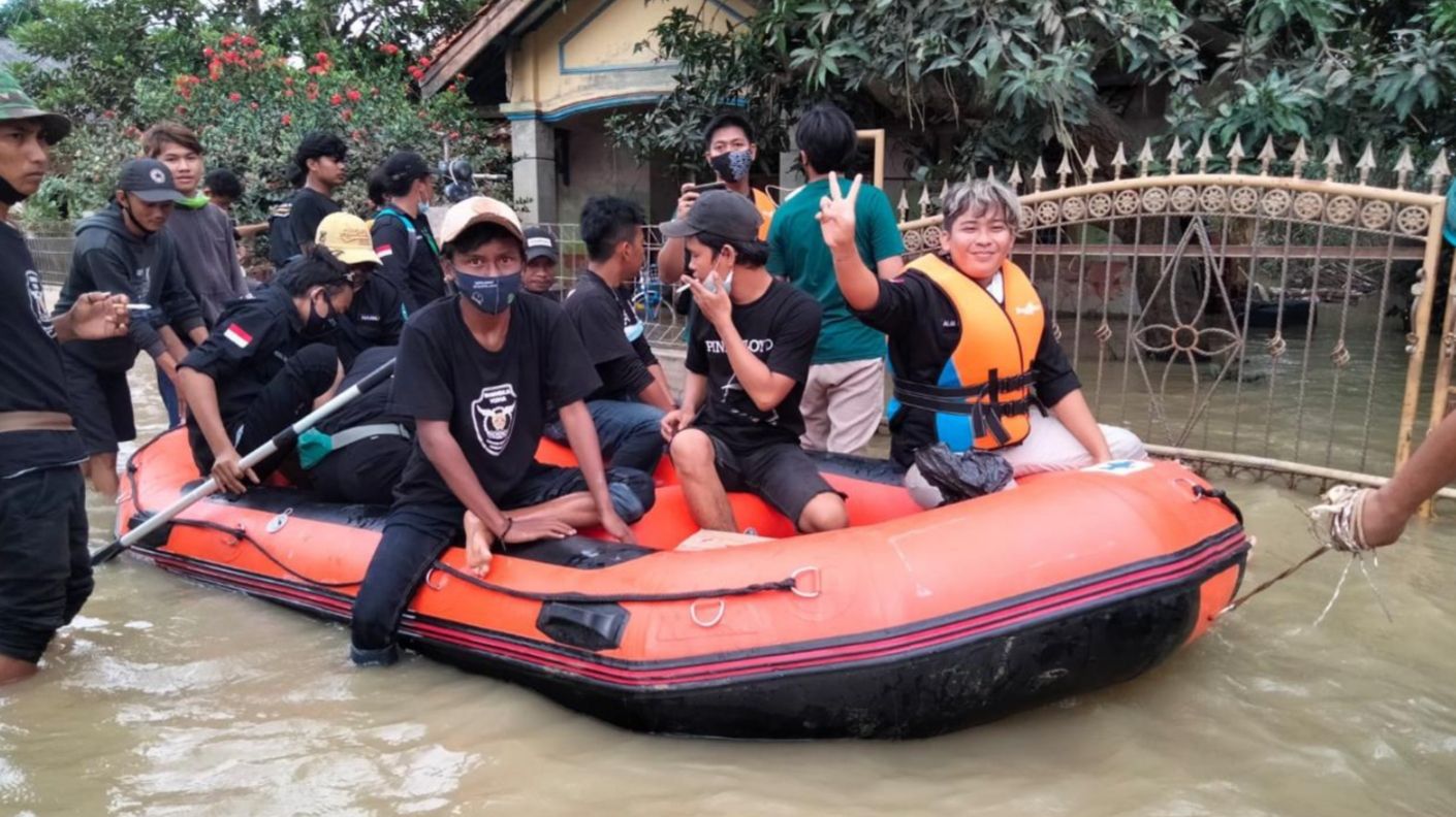 Karang Taruna Bhinneka Yodha distribusikan Bantuan untuk Korban Banjir Karawang