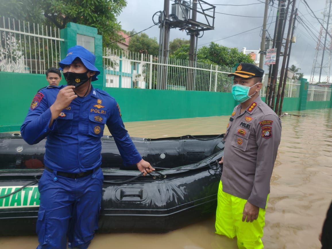 Kapolres Metro Bekasi Kombes Pol Hendra Gunawan (kanan), Meninjau langsung korban banjir di Kabupaten Bekasi.