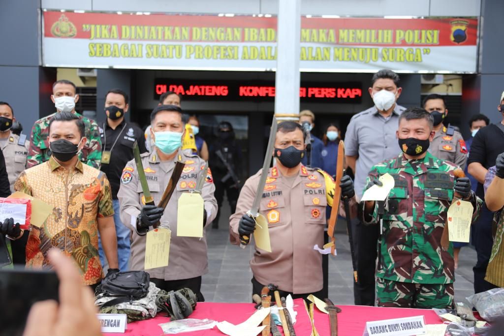 Kapolda tunjukkan barang bukti yang disita Polda Jateng terkait aksi premanisme di Surakarta