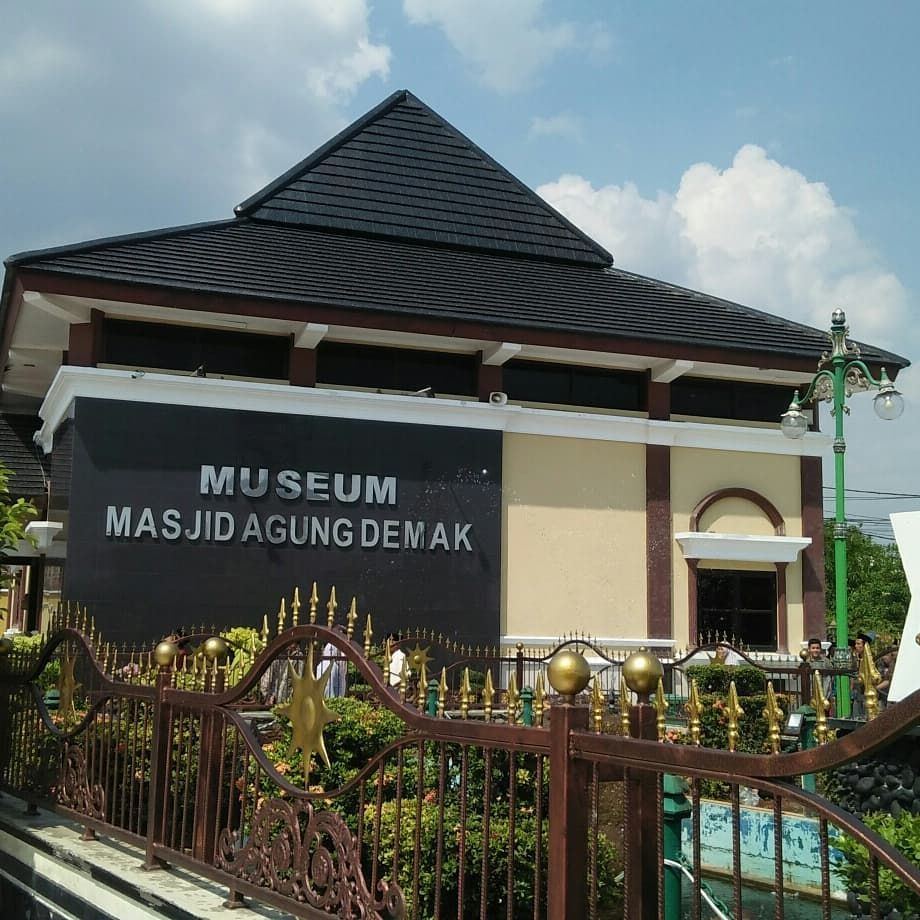 Menyusuri Jejak Sejarah Wali Songo Di Museum Masjid Agung Demak