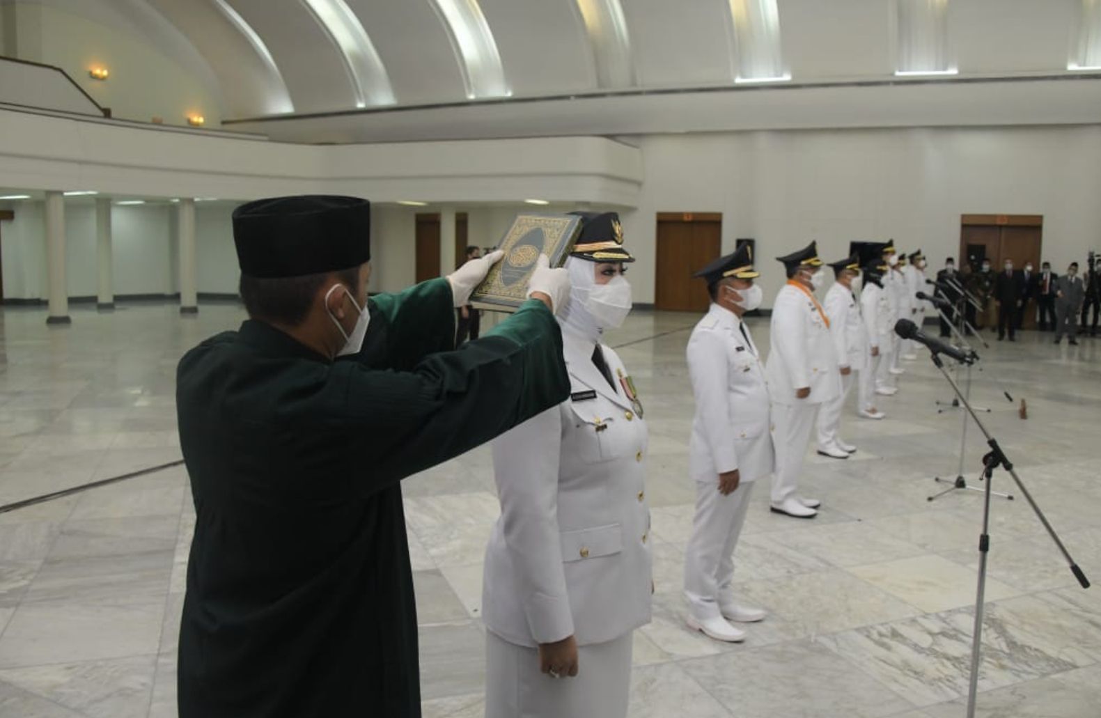 Proses Pengambilan Sumpah Bupati Karawang Saat Pelantikan Oleh Gubernur Jawa Barat Ridwan Kamil di Gedung Merdeka Bandung