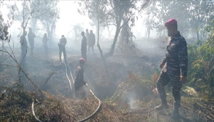 Aparat Gabungan TNI Polri, Saat Memadamkan Titik Api Karhutla Di Pasir Palembang Mempawah