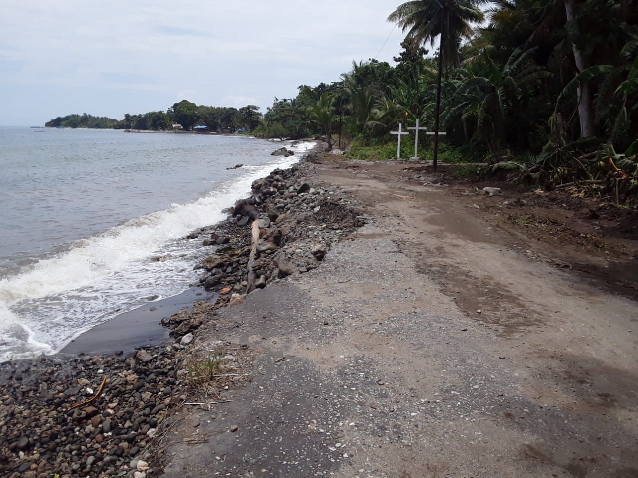 Jalan alternatif yang menhubungkan kelurahan Kabir dan Desa Madar yang terancam rusak