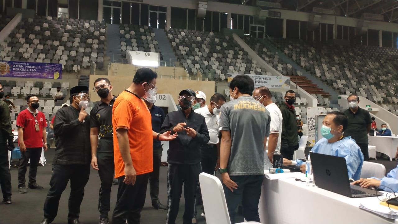 Wapres Ma'fuf Amin didampingi Anies Baswedan meninjau pemberian vaksin kepada atlet di Jakarta