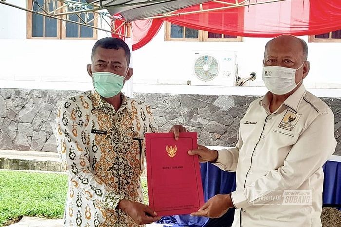 Anggota Komisi IV DPR RI Sutrisno (kiri) menyerahkan dokumen kepada Kang Jimat (kanan).