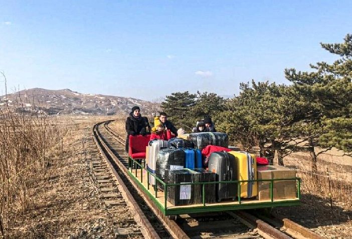 Rombongan Rusia yang kabur dari Korea Utara bersama barang bawaannya dengan kereta dorong yang menjadi kendaraan pelariannya.