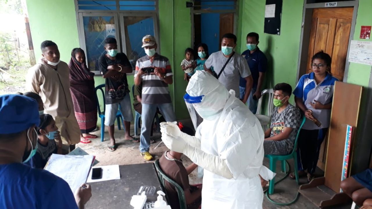 Satgas COVID-19 ketika melakukan pemeriksaan rapid test antigen terhadap warga, yang berkerumunan saat kunjungan Presiden Jokowi di Kabupaten Sikka beberapa waktu lalu
