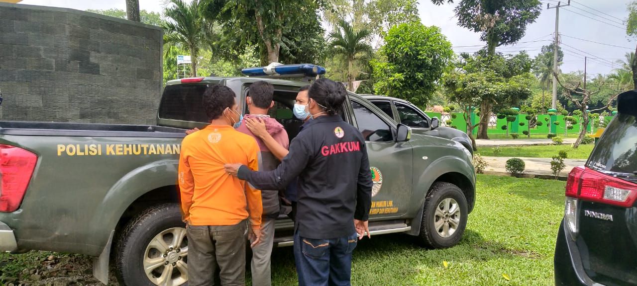 Para pemburu di Way Kambas Lampung diamanakan aparat polisi hutan KLHL