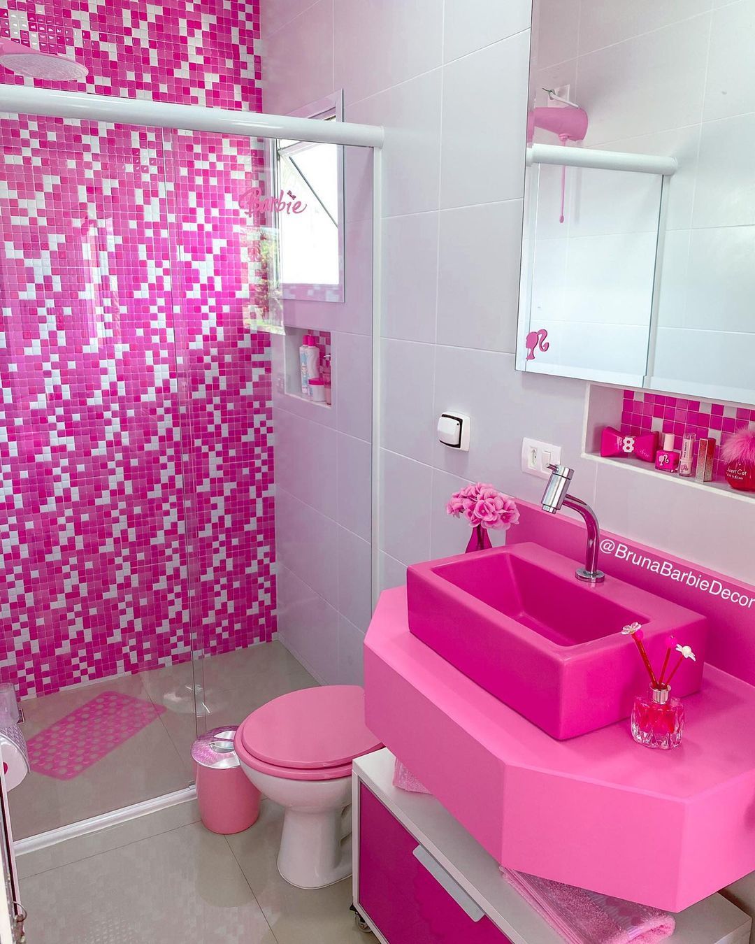 Dekorasi kamar mandi serba pink milik Bruna Barbie