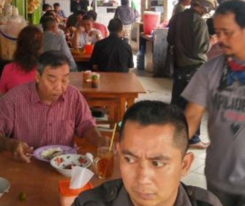 Pengunjung saat sedang menyantap hidangan makanan di Rumah Makan Suib, Jalan Tanjungpura, Pontianak